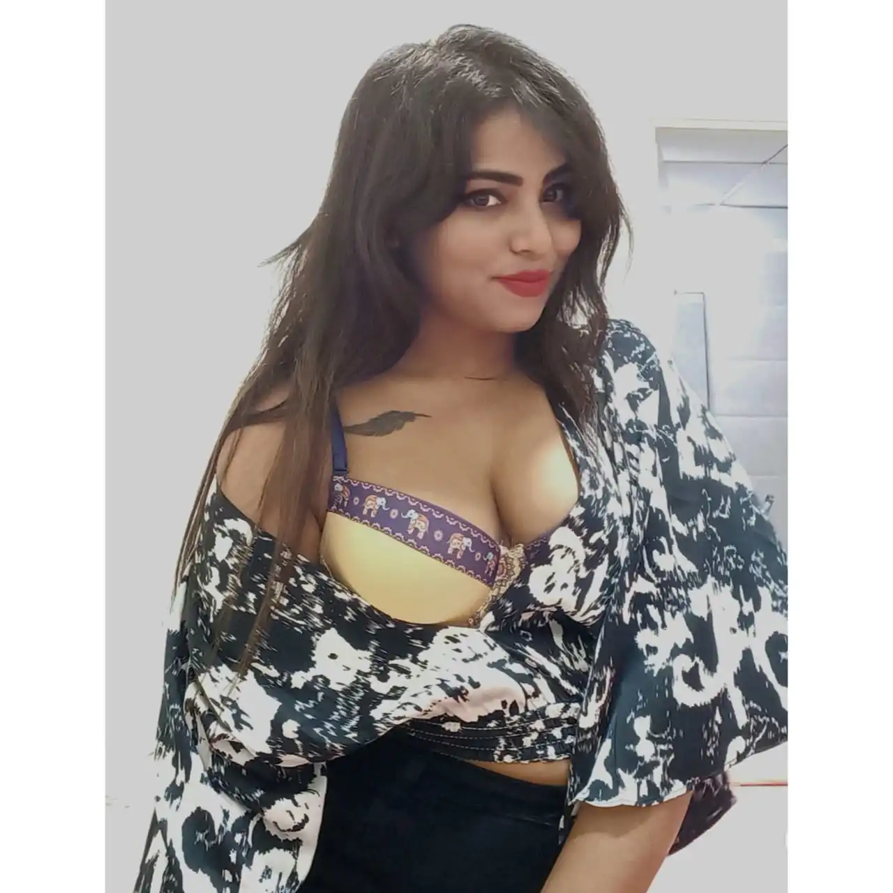 Glamorous call girl Kanpur in a sophisticated outfit